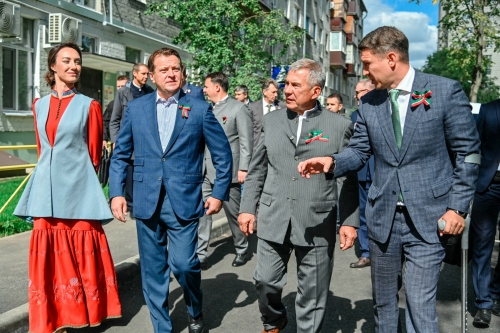 «В лучшую сторону семимильными шагами»: Минниханов открыл в Казани обновленный двор