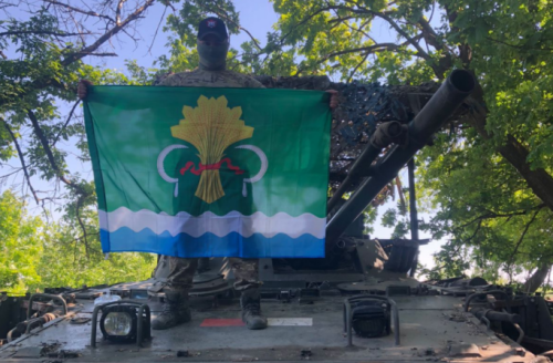 Вернувшись из отпуска на передовую, боец СВО закрепил флаг Мамадышского района в блиндаже