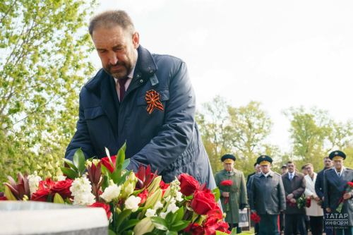 Алексей Песошин возложил цветы к монументам советских солдат на Арском кладбище Казани
