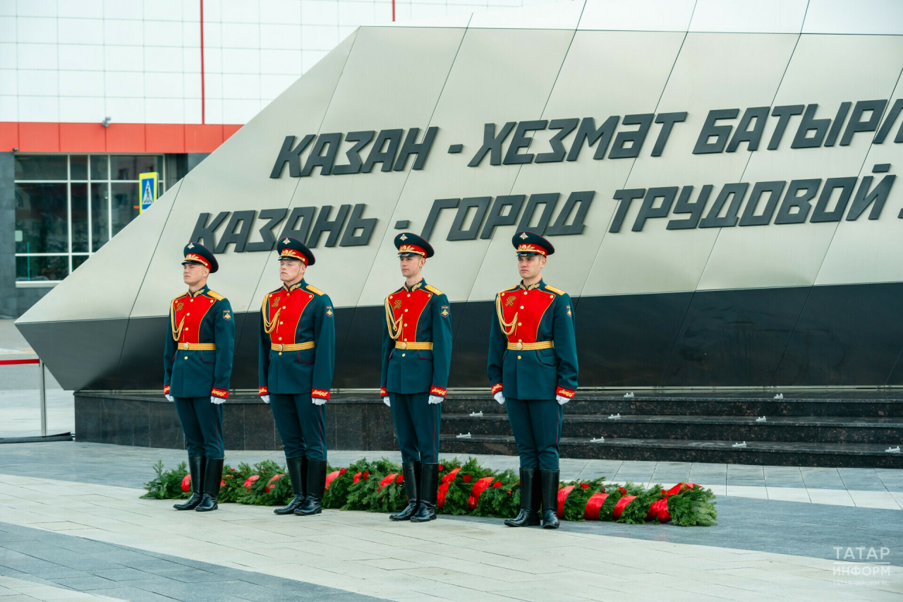 К стелле «Казань — город трудовой доблести» возложили цветы почетные гости и ветераны